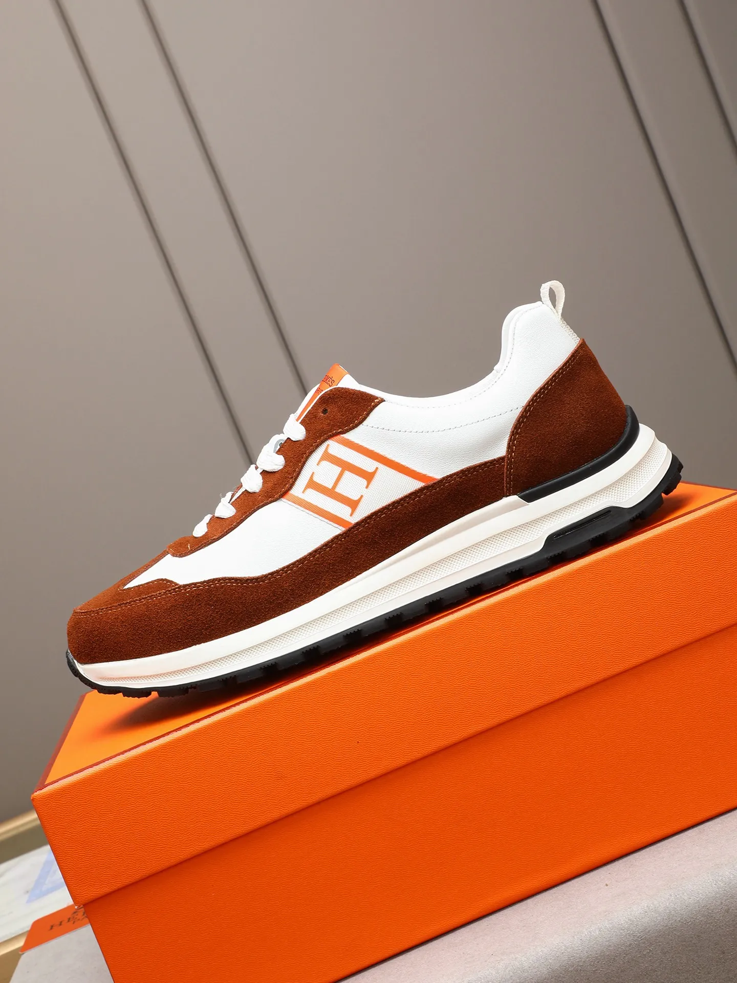 📛📛📛Men's shoes💰P420 (Hermes)🆕Men's color-blocked sneakers, with textured calfskin details. Spliced ​​with original cowhide, this shoe draws inspiration from the equestrian world, integrating technical details and practical functions. Breathable sheep lining, original combination outsole, high-end quality, and every detail is perfectly combined! Size: 38-44 (45 can be customized)